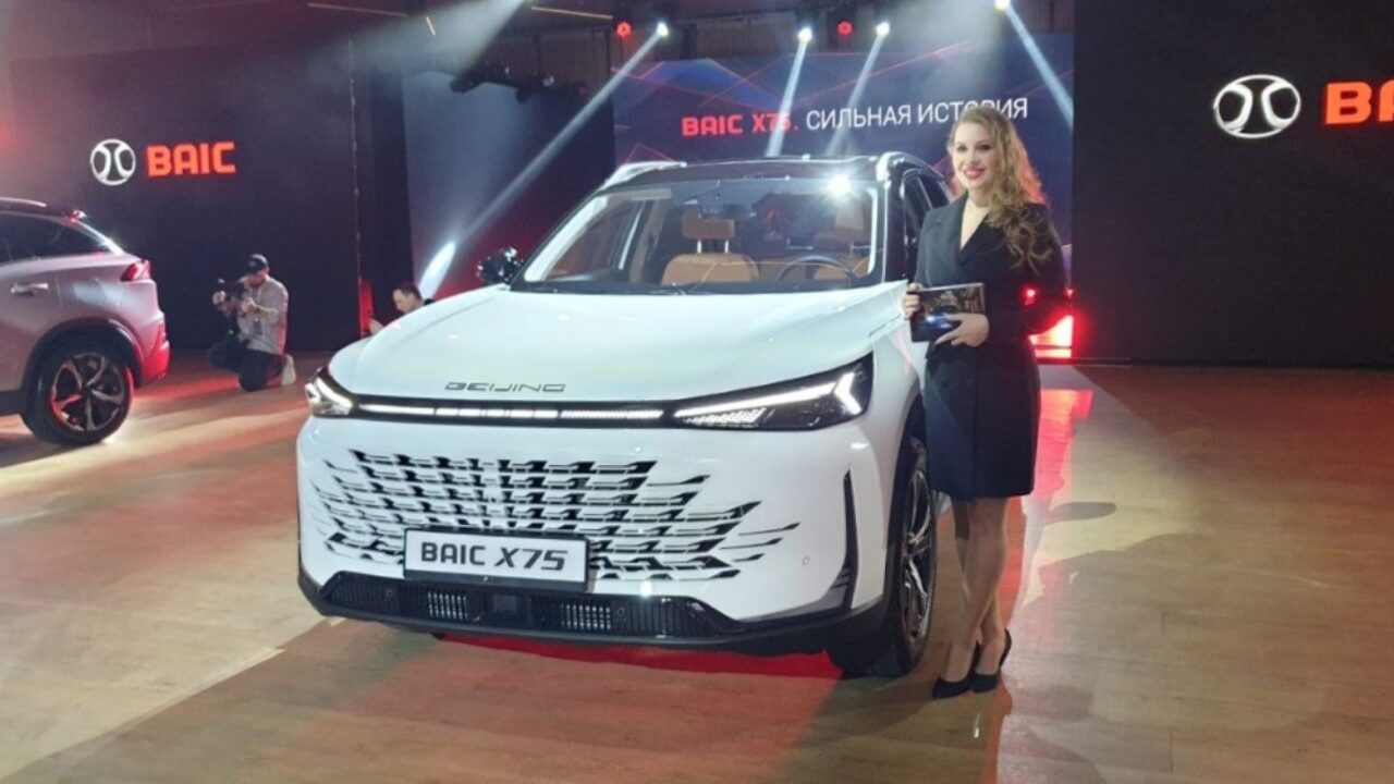 Флагман с 1,5-литровым мотором: первый взгляд на кроссовер BAIC X75 -  Китайские автомобили